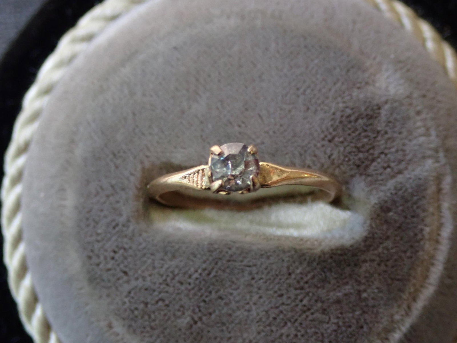 9K Gold with black stone: foil back . Stone is synthetic - 1.0 Gram