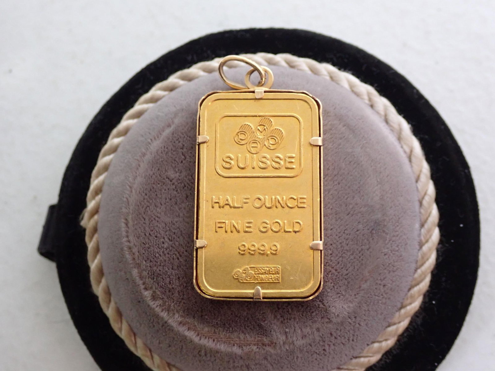 Half ounce 999.9 fine gold bar/pendant: Gold bar/cartouche with design of woman marked Suisse half ounce of fine gold+
