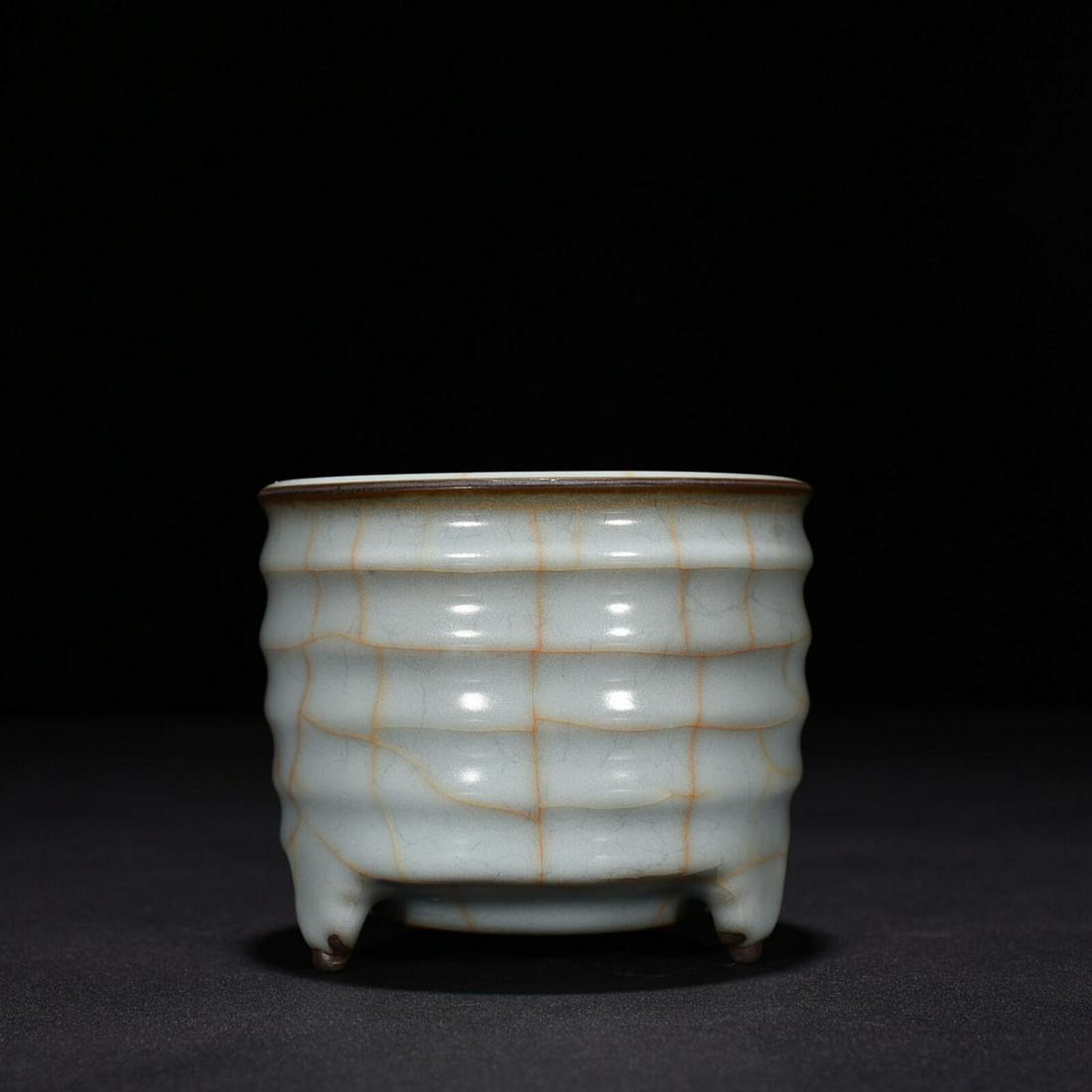 Chinese ru kiln porcelain incense burner: Size: Width 9.5 cm - Height 10 cm Materials: Porcelain Time Period: Song dynasty Manufactured Date: 10th-c Period Origin: China