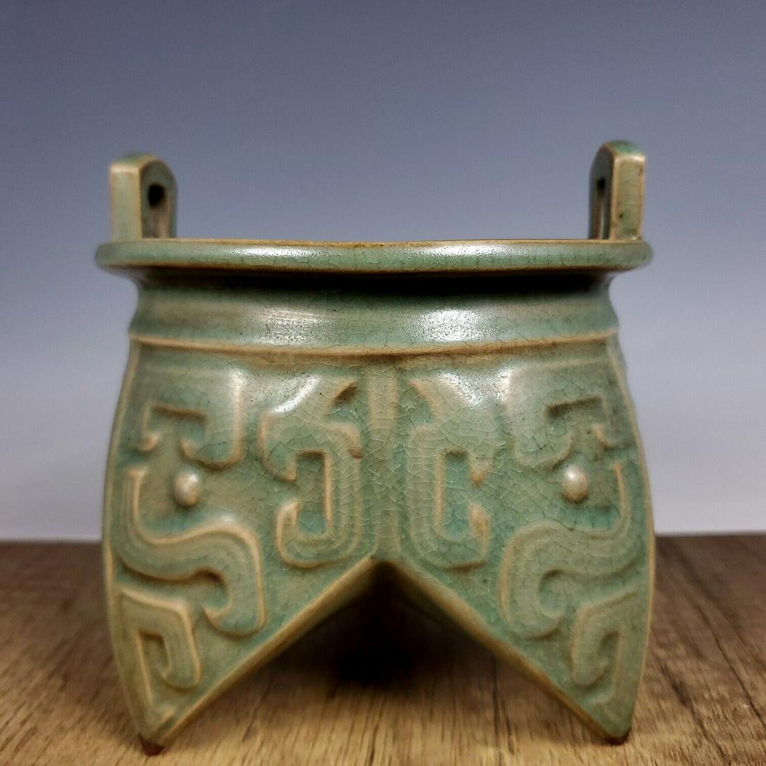 Chinese ru kiln porcelain incense burner: Size: Width 12.5 cm - Height 15 cm Materials: Porcelain Time Period: Song dynasty Manufactured Date: 10th-c Period Origin: China