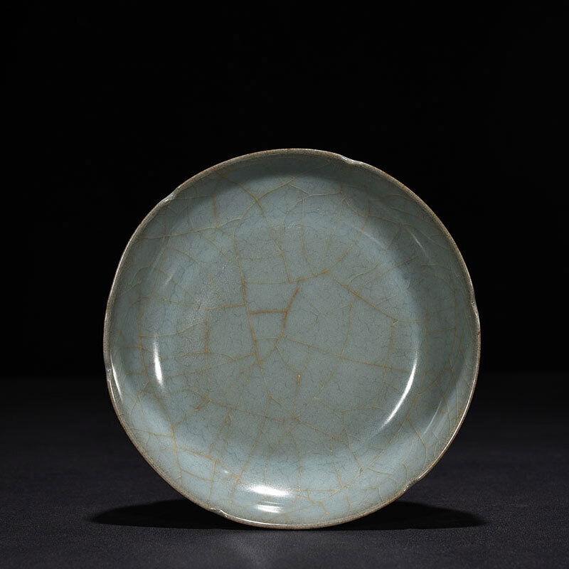 Chinese guan kiln porcelain washer: Size: Width 16 cm - Height 4 cm Materials: Porcelain Time Period: Song dynasty Manufactured Date: 10th-c Period Origin: China