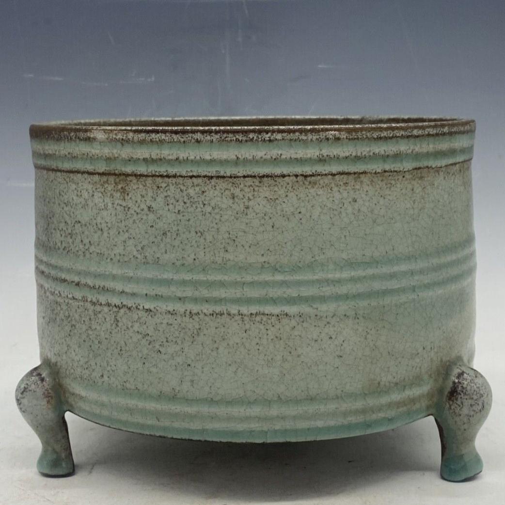 Chinese ru kiln porcelain incense burner: Size: Width 19.5 cm - Height 13.5 cm Materials: Porcelain Time Period: Song dynasty Manufactured Date: 10th-c Period Origin: China