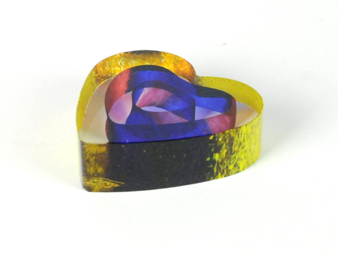 Kosta Boda Swedish Art Glass My Heart Paper Weight: Kosta Boda Swedish art glass "My Heart" paper weight by Bertil Vallien. With original box #7015364. Measures: 2.5" L x 2.25" W x 1" H. Condition: Perfect. Please examine all photos closely. Contact C.