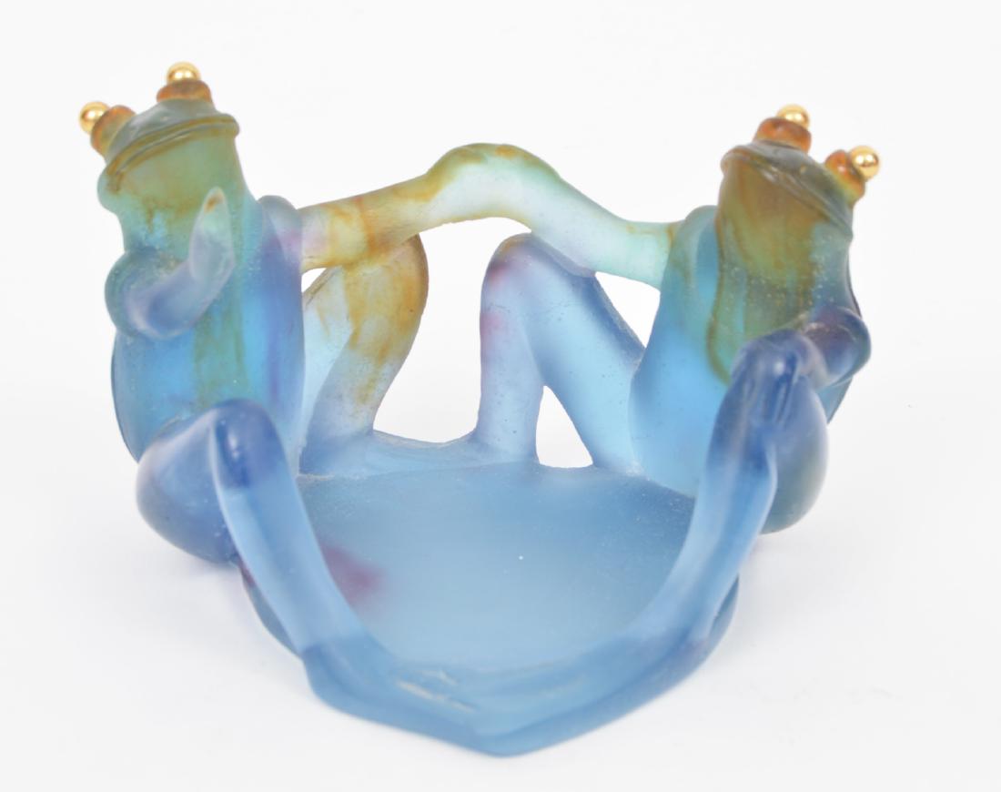 Daum France Artglass Pate de Verre Frogs Lily Pad: Daum France Art Glass Pate de Verre Two Frogs on a Lily Pad, signed.5.5"l x 4"W x 3.5"H. Condition report: Very good, no issues seen. Please examine all photos closely. Contact C. Biddle Auction Galle