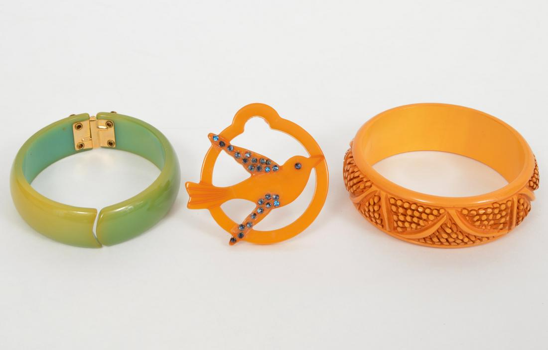 2 Bakelite Jewelry Bangles and A Brooch (1 of 10)