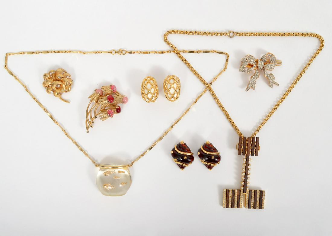 Castlecliff & Kenneth J Lane KJL Jewelry Lot: Castlecliff and Kenneth J Lane (KJL) Jewelry lot. The Castlecliff includes 2 necklaces and 2 brooches. Fish bowl necklace 24" long, Wood and rhinestone necklace 20" long, Flower brooch with pink stone