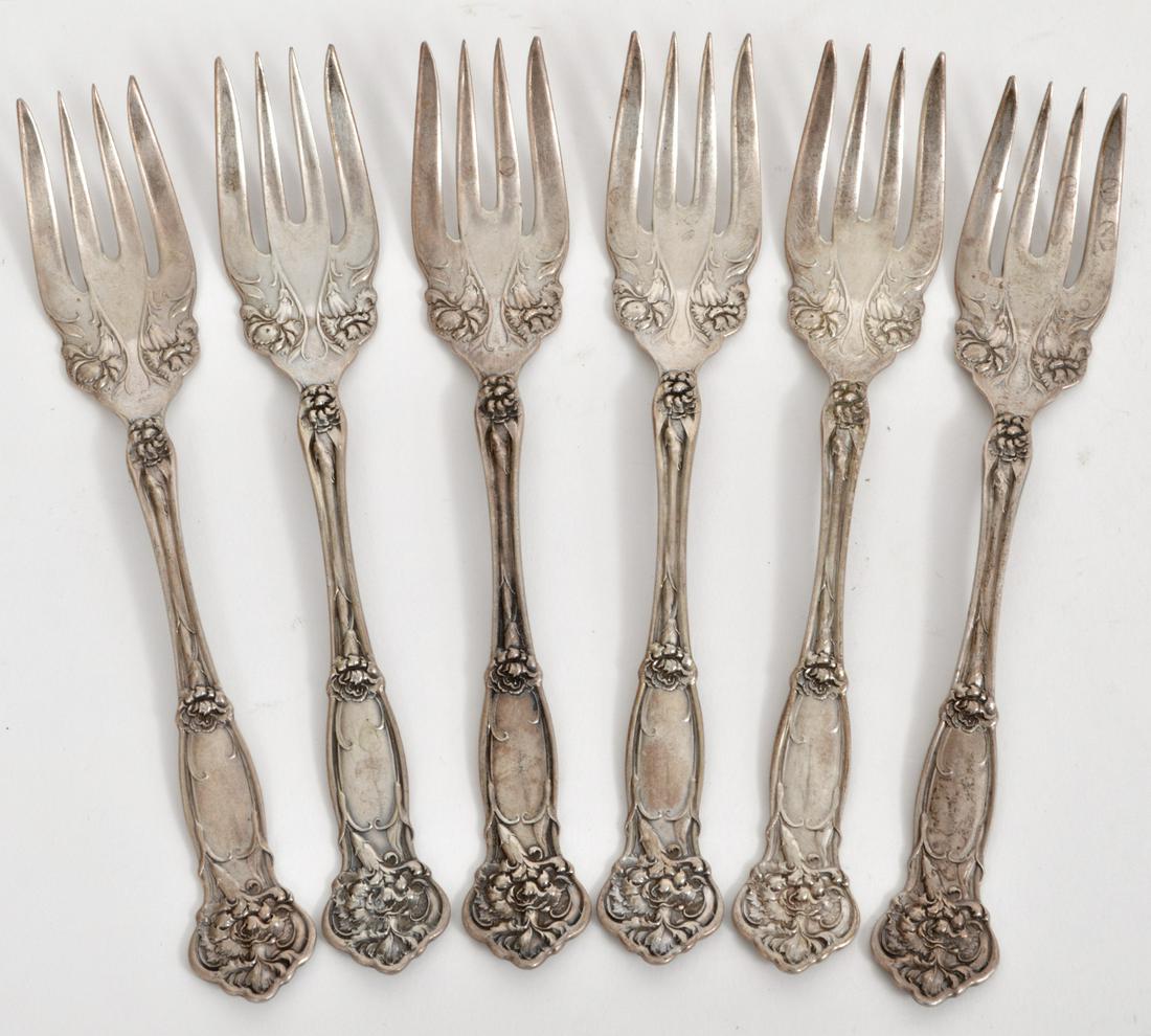 6 RW&S Wallace Sterling Carnation Salad Forks: 6 sterling silver salad forks with a carnation design, marked RW&S, Sterling 1908. Measures 6"L, weighs 179 grams. Condition report: Very good. Please examine all photos closely. Contact C. Biddle Auc