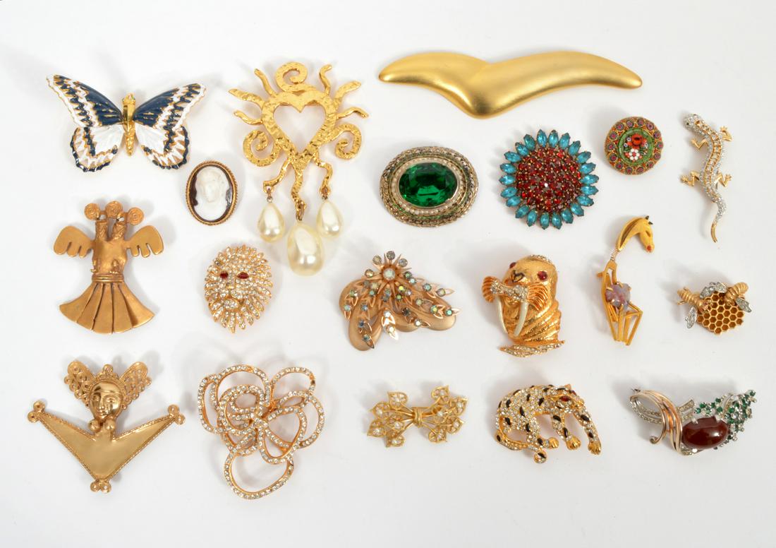 Lot of Gold Vintage Costume Brooches (1 of 11)