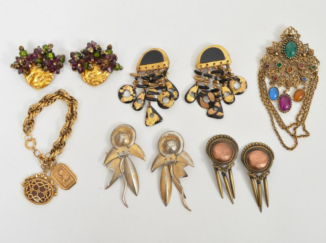 Lot Vintage Gold Tone Earrings Brooch Bracelet (1 of 12)