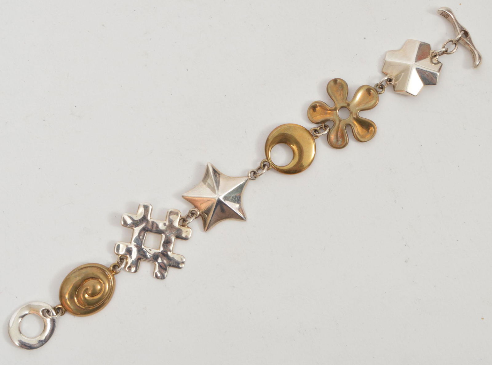 RLM Robert Lee Morris Mixed Metal Bracelet: RLM Robert lee Morris mixed metal (brass and sterling) charm link bracelet. 7"L, Weight: 29 grams. Condition report: Very good - no issues. Please examine all photos closely. Contact C. Biddle Auction