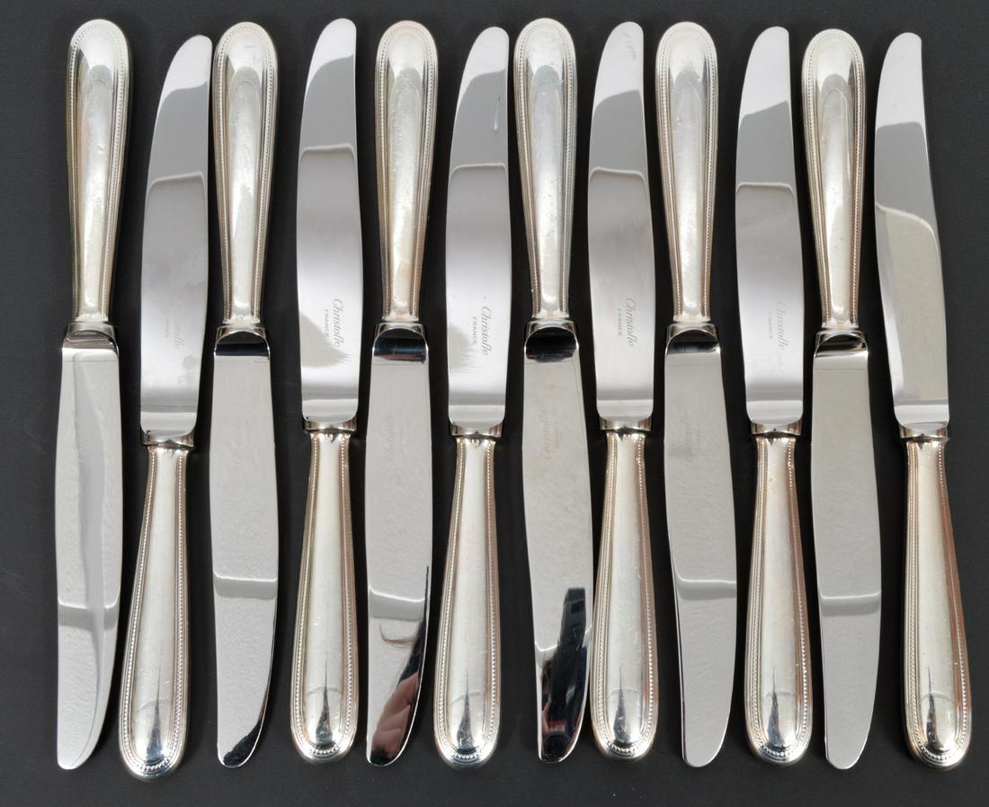 12 Christofle 'Perles' Silverplate Dinner Knives: 12 Christofle silverplate dinner knives in 'Perles' pattern. Measures 9.5"L. Condition report: good condition, no issues, see photos. Please examine all photos closely. Contact C. Biddle Auction Galle
