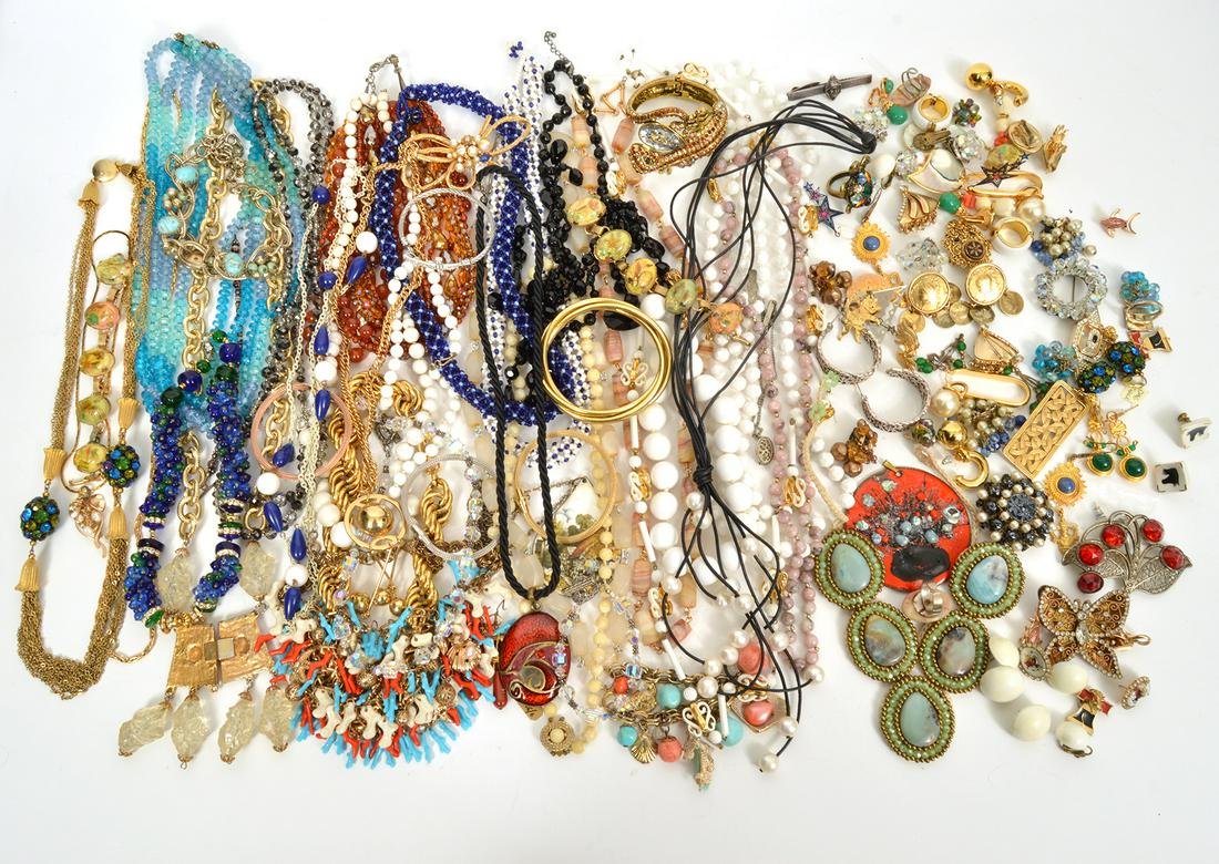 7 lbs Costume Jewelry Necklaces Earrings Bracelets (1 of 9)