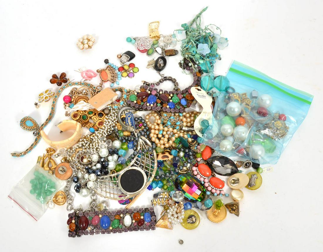 Mixed Lot of Broken / Odds & Ends Costume Jewelry (1 of 5)