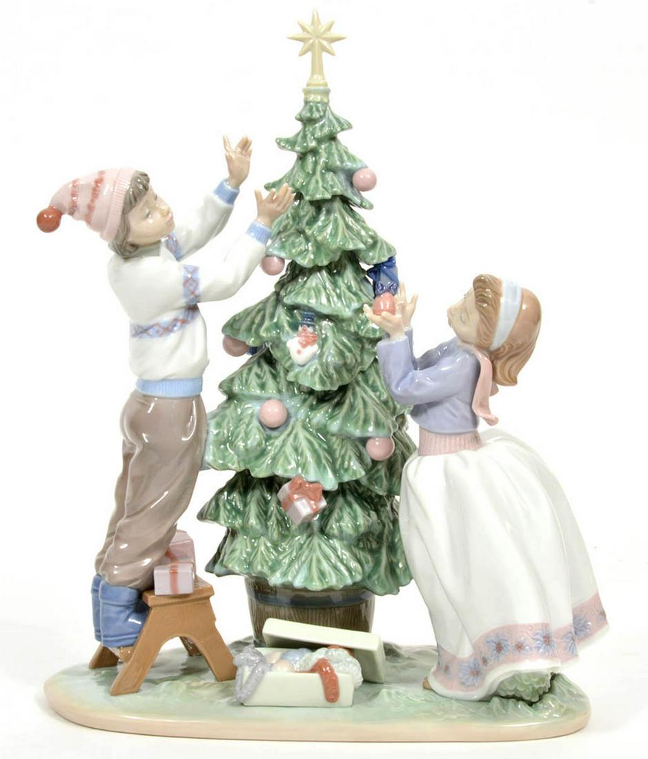 Lladro Porcelain 'Trimming The Tree' #5897 (1 of 6)