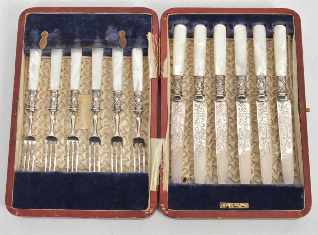 English Silver-Plate Pearl Handle Knife Fork Set (1 of 10)
