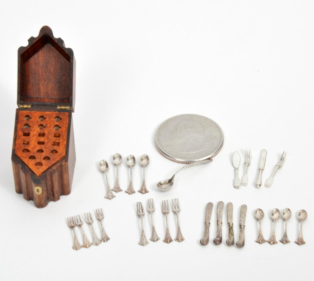 Miniature Mike Sparrow Cuttlery Box & Flatware (1 of 9)