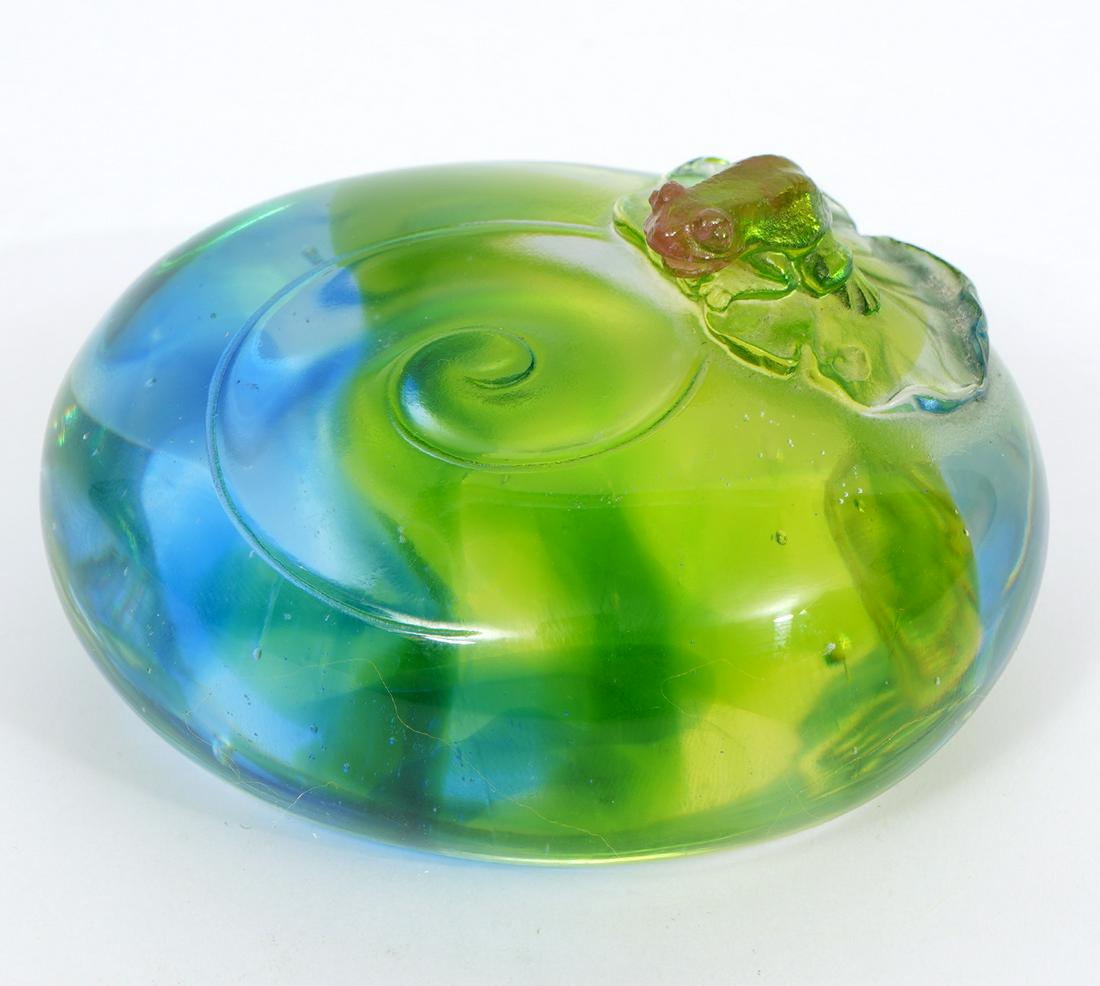 Liuli Gong Fang Art Glass Frog on Lily Pad: Liuli Gong Fang Taiwanese pate-de-verre art glass figure of frog on lily pad. Signed and numbered 3392/5800. Includes original box and booklet. Measure 3"L x 2.75"W x 2"H. Condition report: Good condi