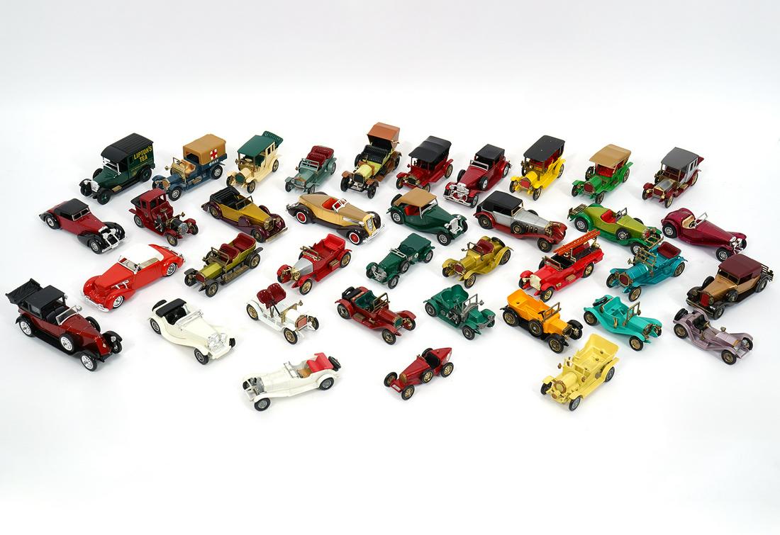 Lot of Matchbox and Other Model Cars: Lot of Matchbox cars and other makers, English model cars mostly from the early 20th century. Condition report: Cars vary in condition, some missing pieces and minor scratches and scuffs. Please exami