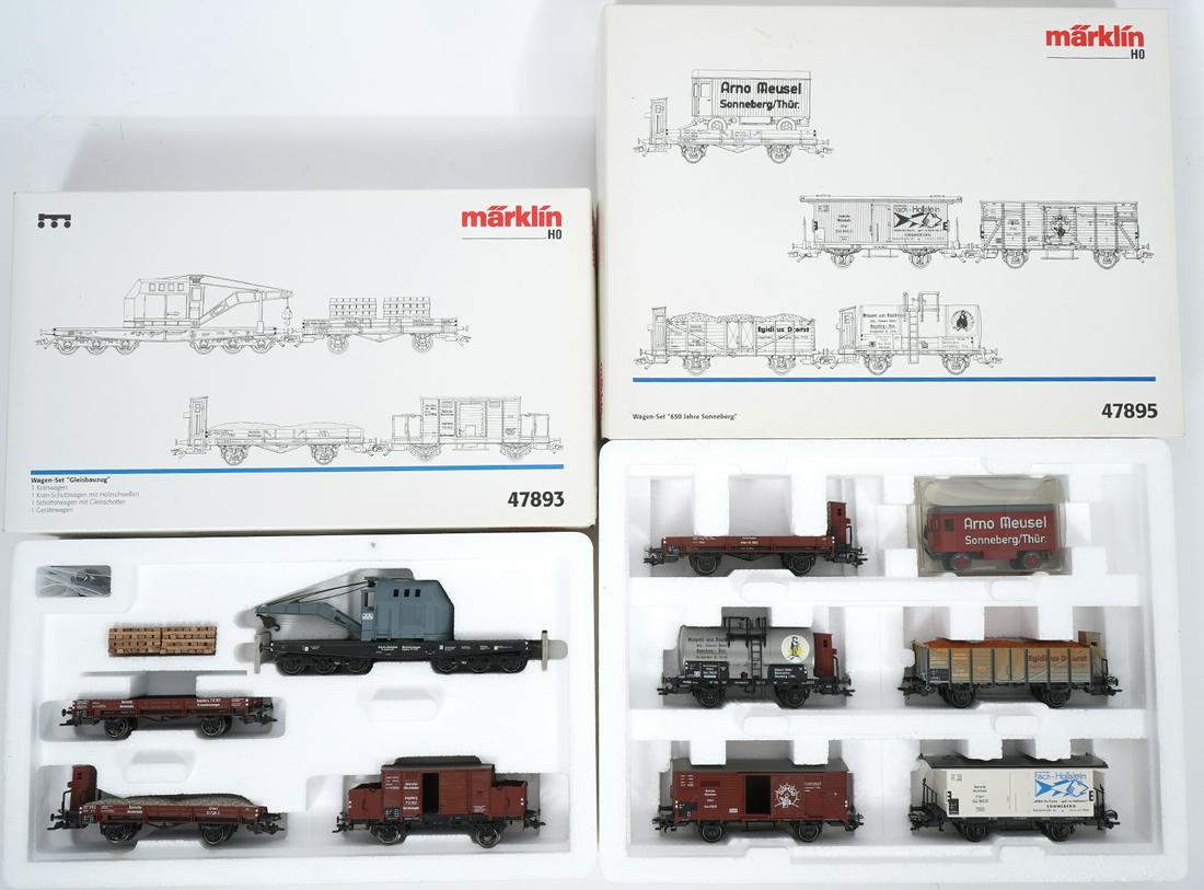 2 Marklin Train Car Sets New #47893 / 47895: 2 Marklin train car sets in box. HO Scale. #47893 / 47895. Appears to be new in box. Larger box measures 12.5" x 9.5" x 2.5". Please examine all photos closely. Contact C. Biddle Auction Gallery for m