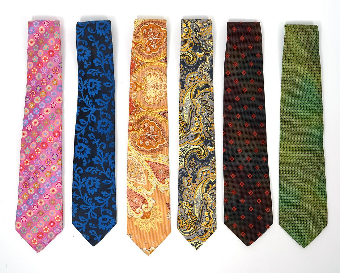 2 Duchamp 2 Brioni & 2 Romeo Gigli Vintage Ties: 2 Duchamp London vintage ties, 2 Brioni Italy vintage ties and 2 Romeo Gigli Italy vintage ties. Measures 57"L - 59"L. Condition report: good condition, please see all photos. C. Biddle Auction Galler