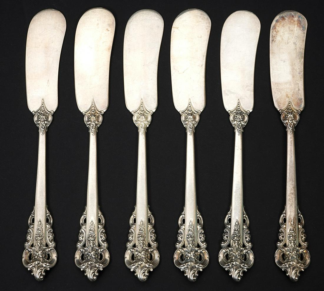 Wallace Grand Baroque Butter Knives: Wallace sterling silver "Grand Baroque" butter knives, 6.25" long. Total weight - 195.2g. Condition report: Good condition, no issues, please examine all photos closely. Contact C. Biddle Auction Gall