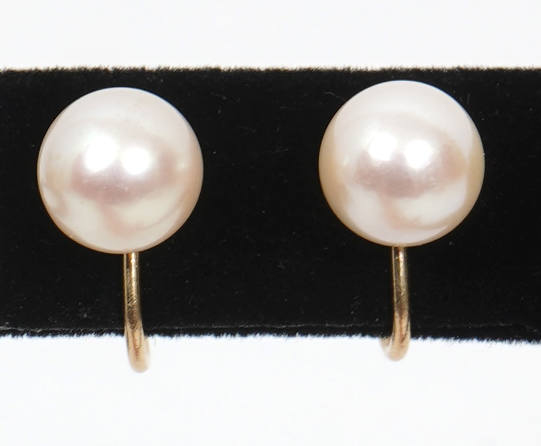 14K Yellow Gold 8.6mm Cultured Pearl Earrings: 14K yellow gold 8.6mm cultured pearl earrings, screw backs. Stamped "14K". Weight - 3.5g. Condition report: Good condition, no issues, please examine all photos closely. Contact C. Biddle Auction Gall