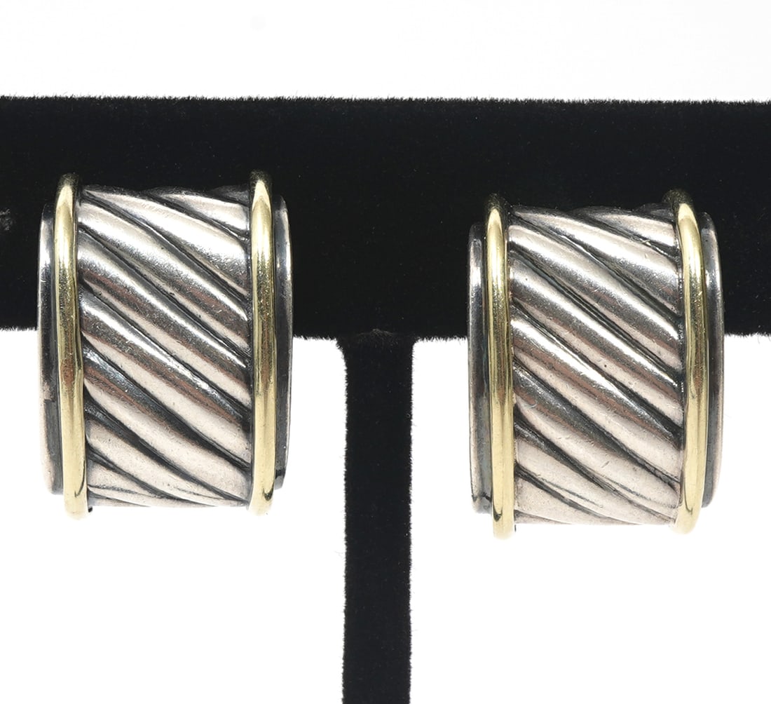 David Yurman Sterling 14K Clip Earrings: David Yurman sterling silver & 14k gold clip earrings. Composed of cable textured silver with gold accents on side. Hallmarked on inside. Weight - 13.3g. Condition report: Good condition, please exami