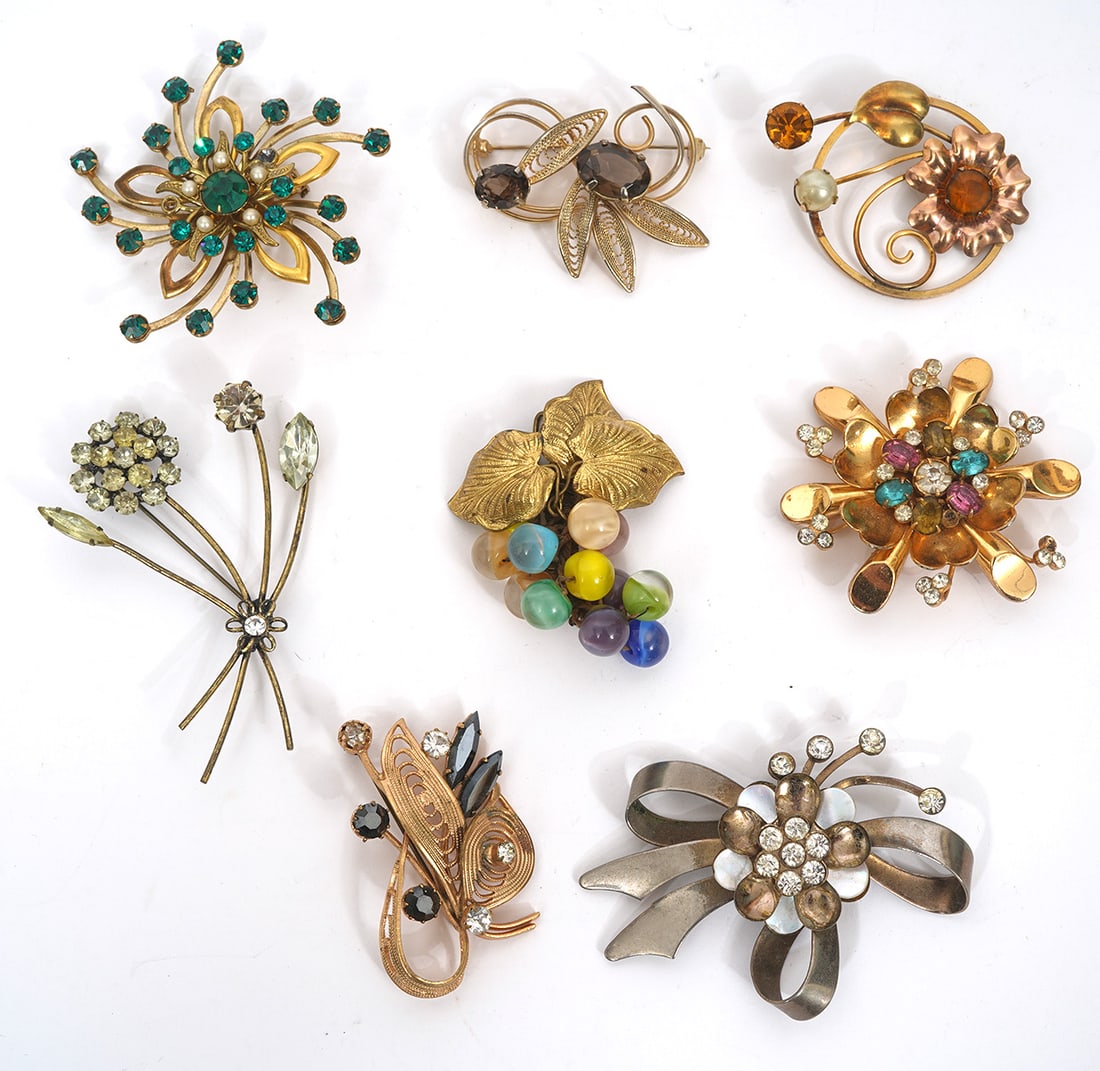 Group of 8 Floral Themed Pins & Brooches (1 of 5)