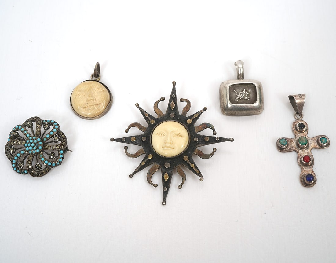 Selection of 5 Sterling Pins and Pendants (1 of 6)