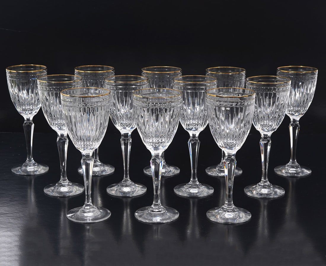 12 Waterford Hanover Gold Wine Glasses: 12 Waterford Marquis Hanover Gold Wine Glasses with ribbed bodies and gold trimmed rims. Measures 7 5/8"H. Condition report: good condition, please see all photos. Contact C. Biddle Auction Gallery fo