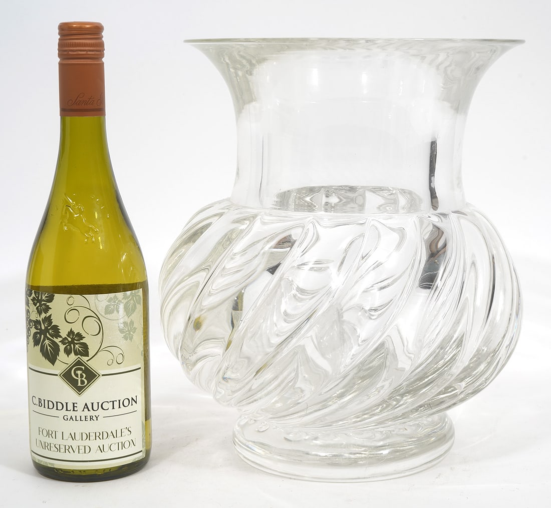 Albarelli Seguso Murano Clear Swirling Glass Vase: Albarelli Seguso Murano clear swirling glass vase, signed underside. Measures 11.5"H x 10"W. Condition report: Good condition, please examine all photos closely. Contact C. Biddle Auction Gallery for 
