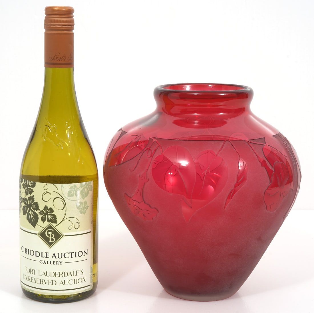 Correia Cameo Studio Art Glass Ltd Ed Vase: Correia studio art cameo glass limited edition vase, signed and numbered 40/500 underside. Measures 8.5"H x 8"W. Condition report: Good condition, please examine all photos closely. Contact C. Biddle 