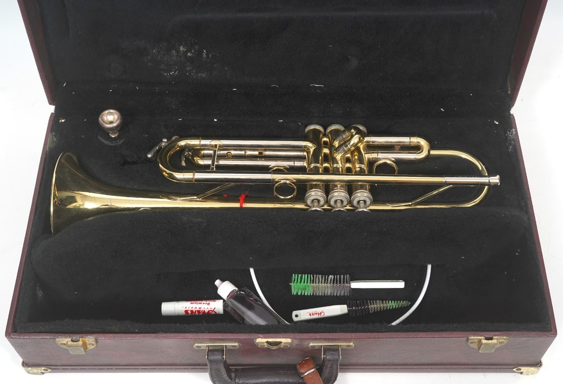 Leblanc Holton ST550 Trumpet and Case (1 of 8)