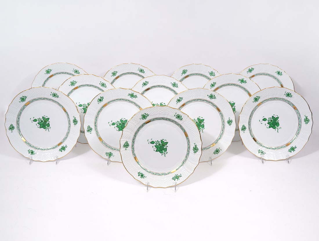 12 Herend Chinese Bouquet Green Dinner Plates: 12 Herend Chinese Bouquet Green Dinner Plates features a center motif of a stylized peony surrounded by a garland of leaves with 24K gold trim and accents. Marked on back 1524-0-00AV A99 and measures