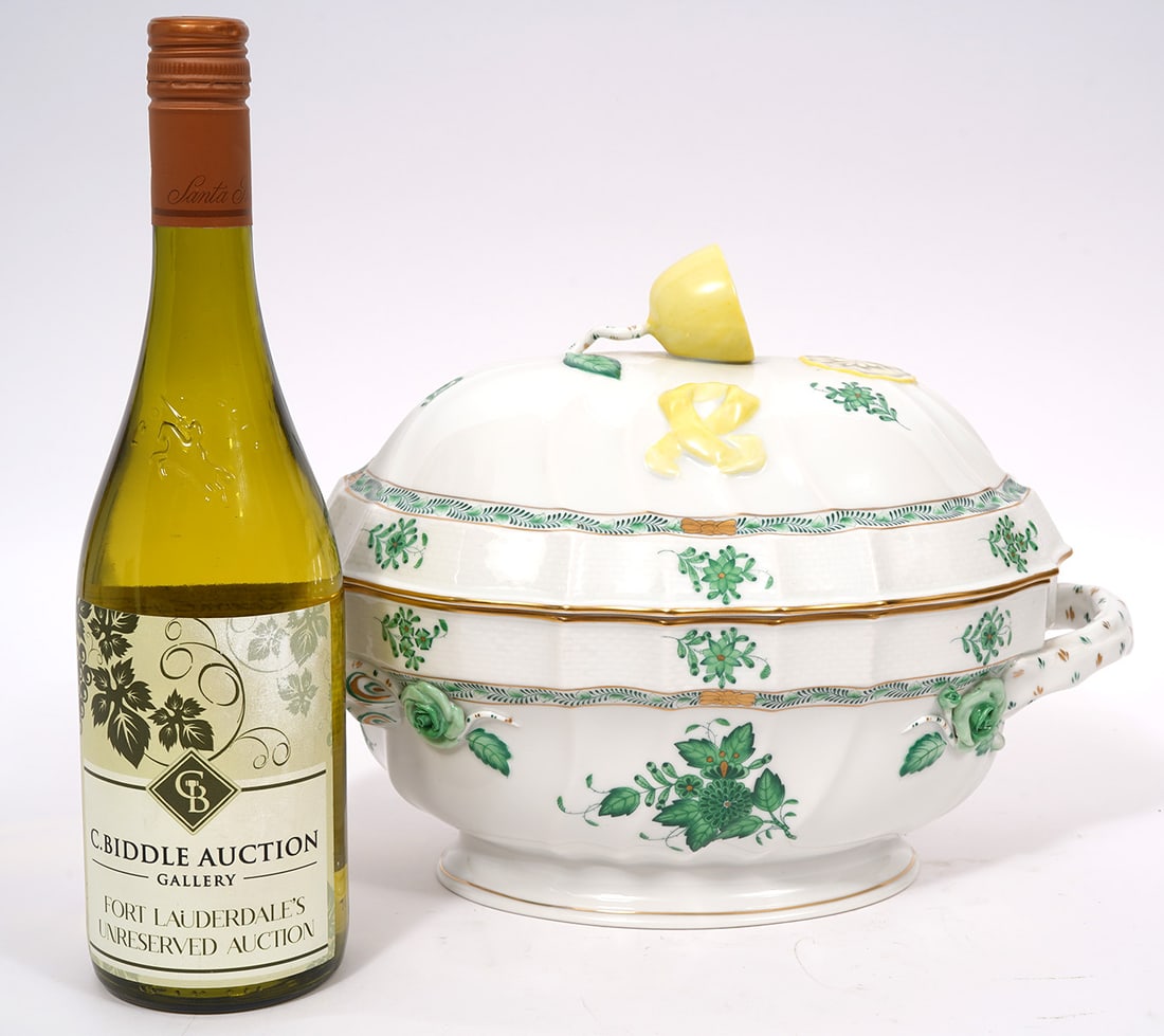 Herend Chinese Bouquet Green Lidded Tureen: Herend Chinese Bouquet Green Tureen has stylized peony designs surrounded by garlands of leaves with 24K gold trim and accents, 2 end handles and a lemon finial. Marked on underside 1014/AV and measur