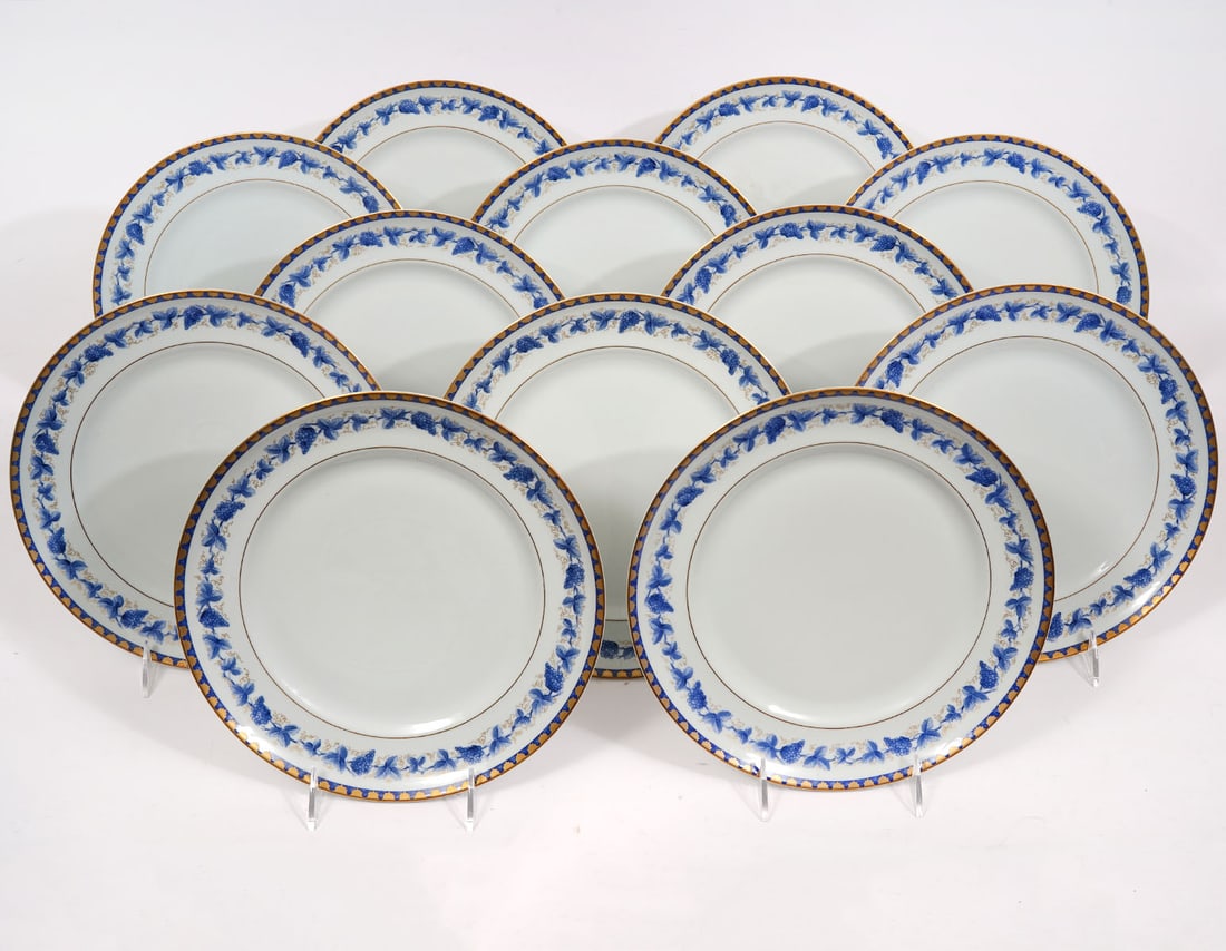 12 Dinner Plates 'Douro' by VISTA ALEGRE: 12 Dinner Plates ‘’Douro'' pattern by VISTA Alegre. 12 Dinner Plates in ‘’Douro'' pattern by VISTA ALEGRE, measure 10’’ D. Condition report: no issues, please see all photos. Contact C. Bi