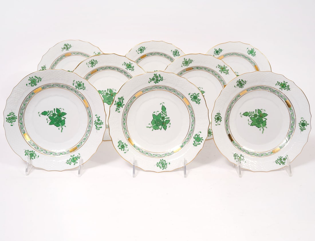 8 Herend Chinese Bouquet Green Dessert Plates: 8 Herend Chinese Bouquet Green dessert plates. Stylized with peony designs surrounded by garlands of leaves with 24K gold trim, accents and scalloped rim. Measures 7.5" diameter. Condition report: Goo