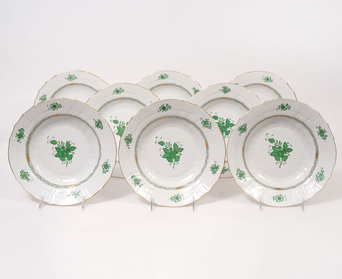 8 Herend Chinese Bouquet Green Bowls: 8 Herend Chinese Bouquet Green bowls stylized with peony designs surrounded by garlands of leaves with 24K gold trim, accents and scalloped rim. Measures 9.5" diameter. Condition report: Good conditio