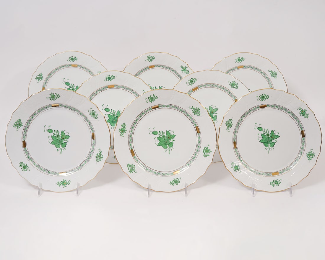 8 Herend Chinese Bouquet Green Dinner Plates: 8 Herend Chinese Bouquet Green dinner plates stylized with peony designs surrounded by garlands of leaves with 24K gold trim, accents and scalloped rim. Measures 10.5" diameter. Condition report: Good