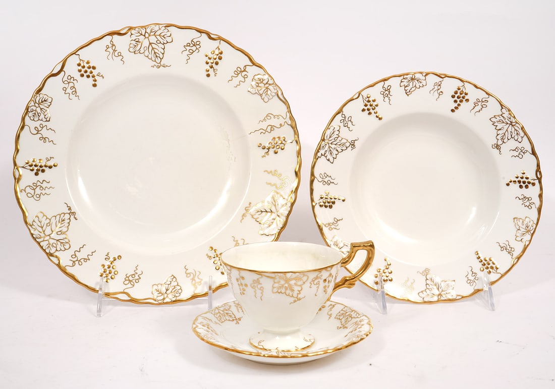32 Pieces Royal Crown Derby Vine Gold China (1 of 8)