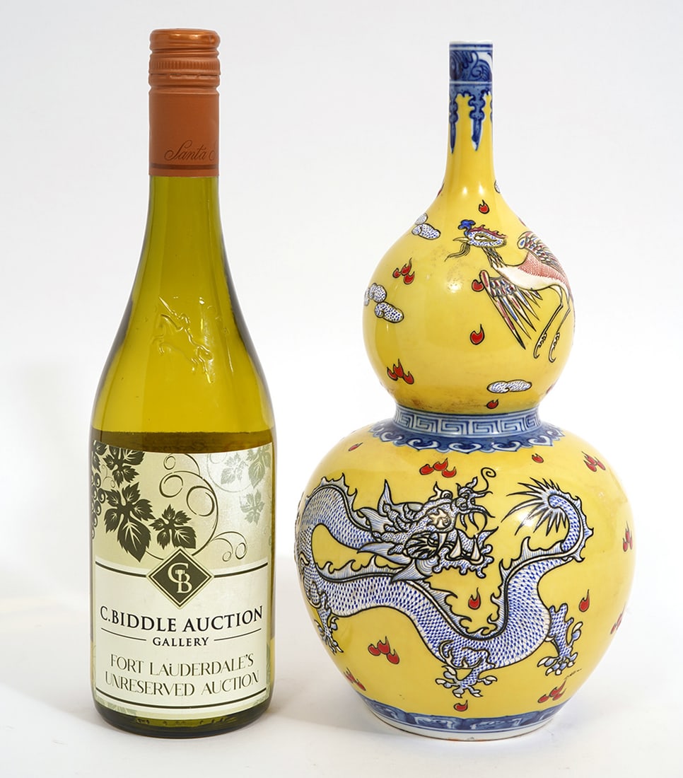 Chinese Yellow Ground 'Wanli' Dragon Vase (1 of 11)