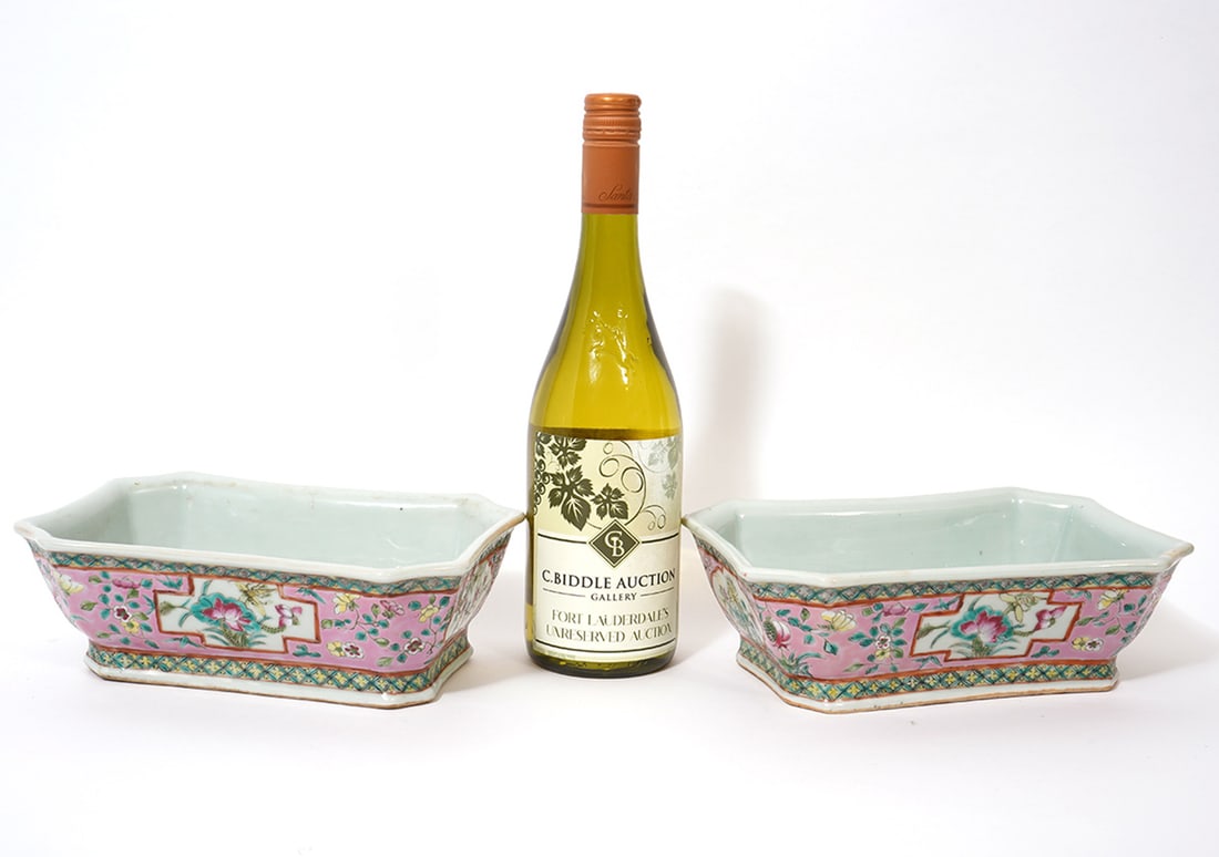 Pair of Chinese Famille Rose Porcelain Bowls (1 of 8)