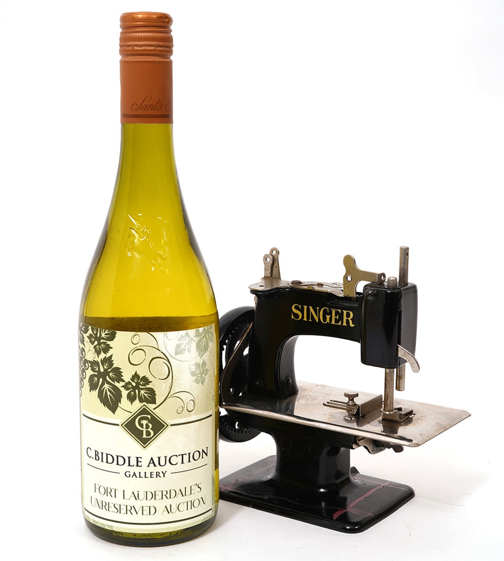 Miniature Singer Sewing Machine (1 of 6)