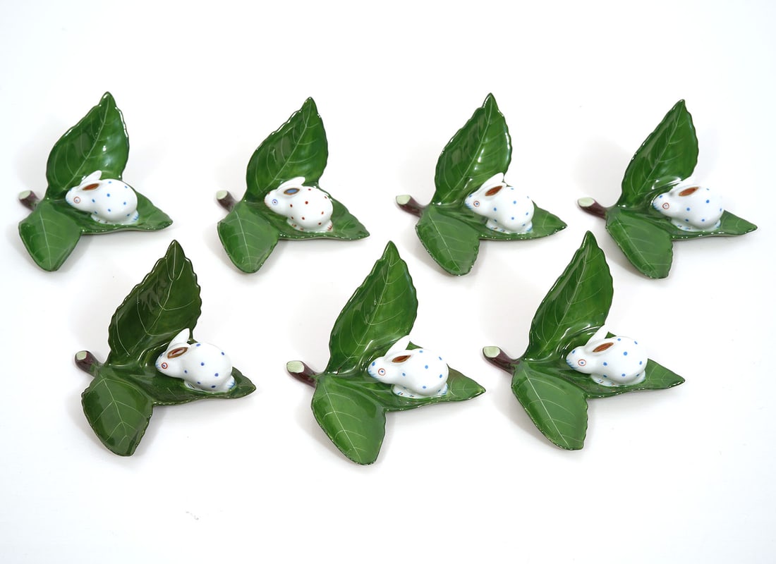 7 Herend Hand Painted Rabbit Card Holders: 7 Herend place card holders features delicate hand painted rabbits resting on bed of leaves. Marked 'Herend' on underside and numbered '6478C'. Condition report: good condition, please see all photos.