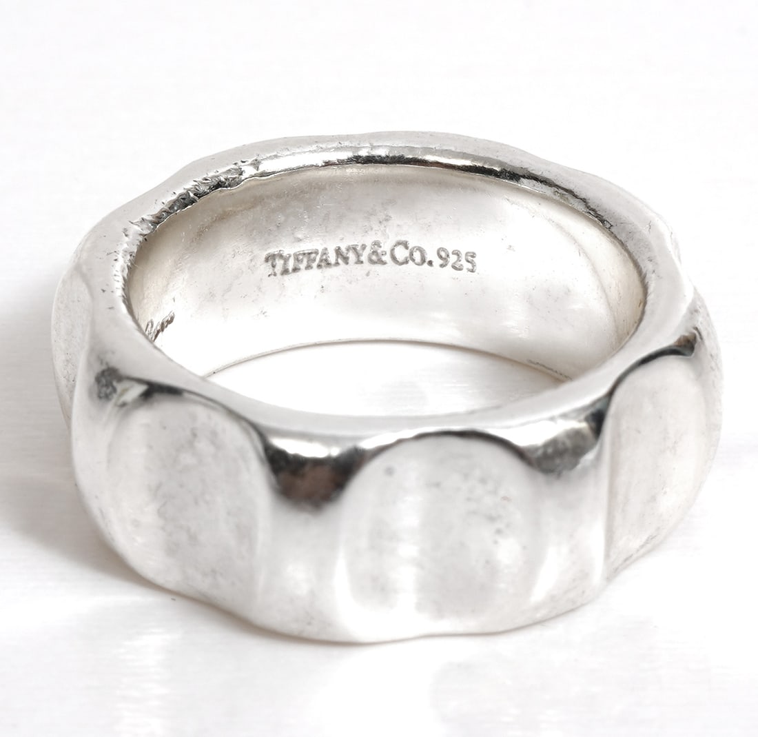 Paloma Picasso for Tiffany & Co 925 Groove Ring: Paloma Picasso for Tiffany & Co sterling silver groove ring is a size 6. Weight qnd weigh 11.2g. Signed on inside. 7mm width. Condition report: Good condition, please examine all photos closely.