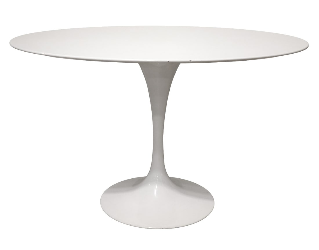 Knoll Eero Saarinen Style White Oval Table: Knoll Eero Saarinen White Style Oval Table has single sculptural pedestal base and measures 28.5"H x 27.5"W x 47"L. Condition report: good condition, please see all photos. Contact C. Biddle Auction G