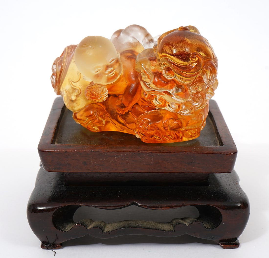 Liuligongfang Taiwan Art Glass Foo Dog & Child: Liuligongfang Taiwan art glass foo dog and child, signed underside and numbered 2972/5800. Foo dog measures 3.5"L x 2.75"W x 2"H and is mounted on carved wood base that measures 3.75"L x 3.75"W x 2"H.