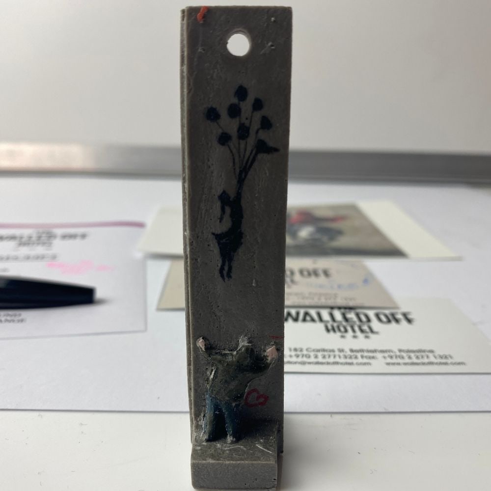 BANKSY- THE WALLED OFF HOTEL KEY FOB - 2022: BANKSY- THE WALLED OFF HOTEL KEY FOB - 2022 New Edition Key Ring Sculpture.The Walled Off Hotel Hand painted. Hand made key fob sculpture. 1 x key Panel Size- 8.8 x 7.7 x 3.1cm Limited edition of 100 