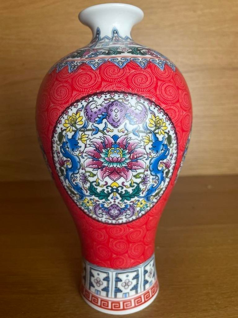 Chinese Qing Qianlong Red Enamel Porcelain Flowers Pattern Vase: Chinese Qing Qianlong Red Enamel Porcelain Flowers Pattern Vase