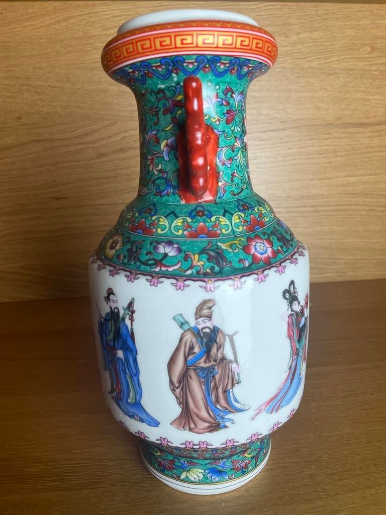 A famille rose vase, late Qing dynasty/Republic with Qianlong mark. - 2